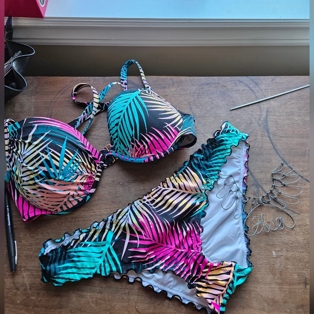 Swim Bottoms Only Sz.L Cheeky Cut Lettuce Edge